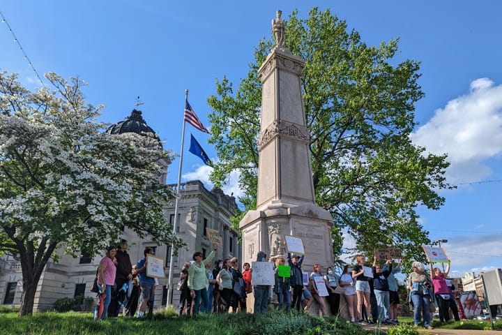 Photo: Draft SCOTUS opinion on abortion draws courthouse square demonstration